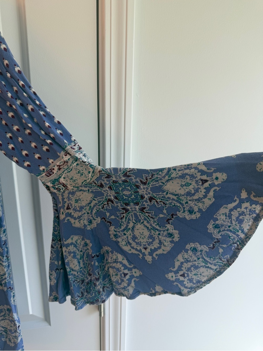 Free People Magic Mystery Bohemian Bell Sleeve Tie-Neck Rayon Tunic Size Small - Picture 9 of 10